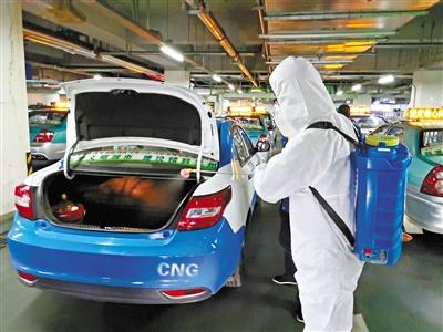 免費接送一線抗“疫”人員 蘭州奔馬雷鋒車隊，你們真棒！