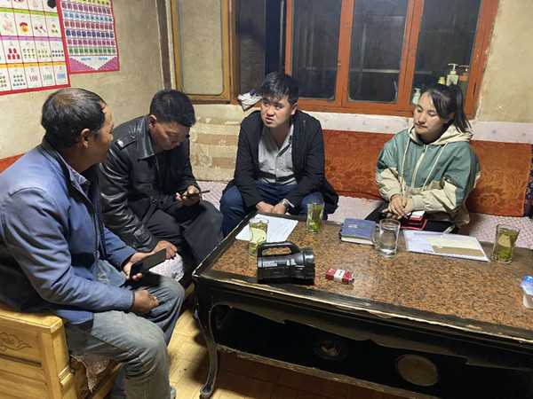 圖為木耳鎮(zhèn)紀(jì)檢干事盧建民（左三）連夜在多壩村多壩組奚連德家中了解受災(zāi)情況，排查安全隱患，并宣傳發(fā)生次生災(zāi)害的相關(guān)知識(shí)。_副本.jpg