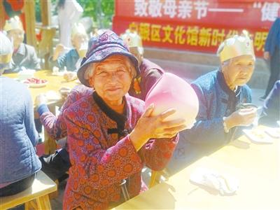 母親節(jié)，白銀“花村”擺了一場(chǎng)“敬老宴”
