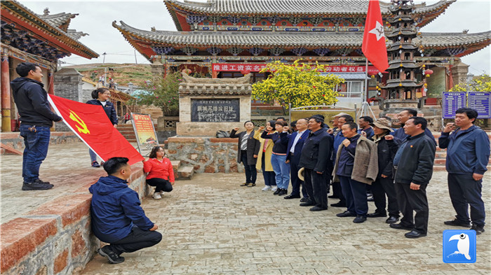“七一”前夕，甘南州紀(jì)委監(jiān)委機(jī)關(guān)第二黨支部組織支部黨員和幫扶村黨員赴臨潭縣新城鎮(zhèn)蘇維埃舊址紅色教育基地參觀學(xué)習(xí)活動(dòng)。_副本.jpg