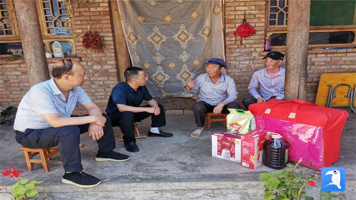 在建黨99周年來(lái)臨之際，隴南市禮縣紀(jì)委監(jiān)委在中壩鎮(zhèn)、三峪鄉(xiāng)開(kāi)展“七一”慰問(wèn)老黨員、困難黨員活動(dòng)，為他們送去組織的關(guān)懷和節(jié)日的問(wèn)候。_副本.jpg
