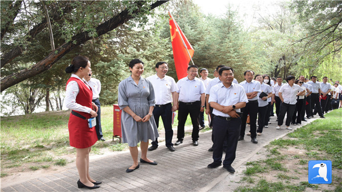 7月1日，嘉峪關(guān)市紀(jì)委監(jiān)委機(jī)關(guān)黨委在迎賓湖絲路廉潔文化主題公園舉行慶祝黨建99周年迎“七一”主題黨日活動(dòng)。_副本.jpg