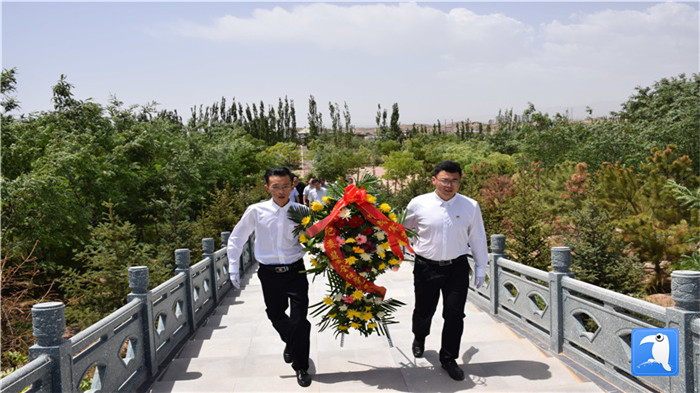 七一”前夕，白銀市紀(jì)委監(jiān)委機(jī)關(guān)黨委組織黨員來(lái)到紅軍西路軍景泰烈士陵園開(kāi)展主題黨日活動(dòng)。 朱鵬拍攝_副本.jpg