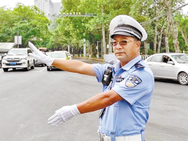 蘭州城關(guān)區(qū)交警大隊一線老交警馬驍：俯首甘為“老黃?！?>
        </a><em>蘭州城關(guān)區(qū)交警大隊一線老交警馬驍：俯首甘為“老黃?！?/em></li>
    <li><a  target=