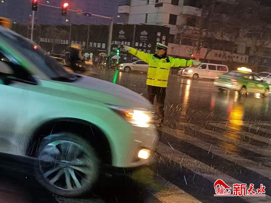 風雪襲來，天水最美“警色”在路上！