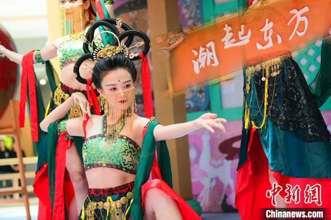 圖為今年9月5日，在重慶亮相的敦煌博物館“潮起東方”主題活動現(xiàn)場。敦煌博物館供圖