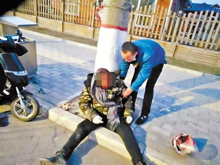 蘭州：騎摩托車男子清晨撞傷 熱心“的哥”全力救助！