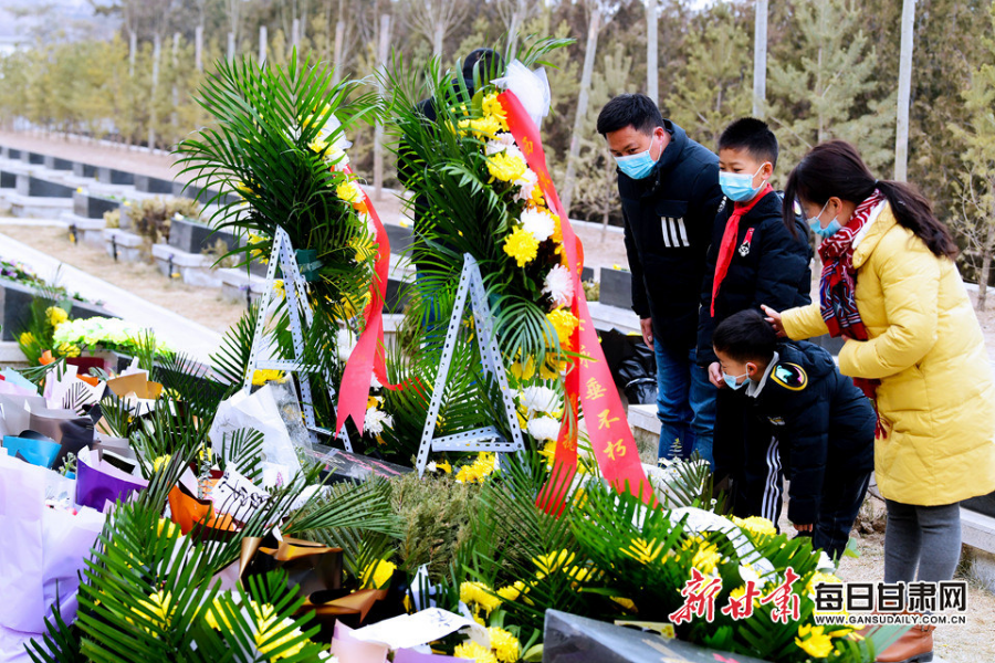 委托快遞、自發(fā)前往，社會(huì)各界在陳紅軍烈士墓前獻(xiàn)花致敬