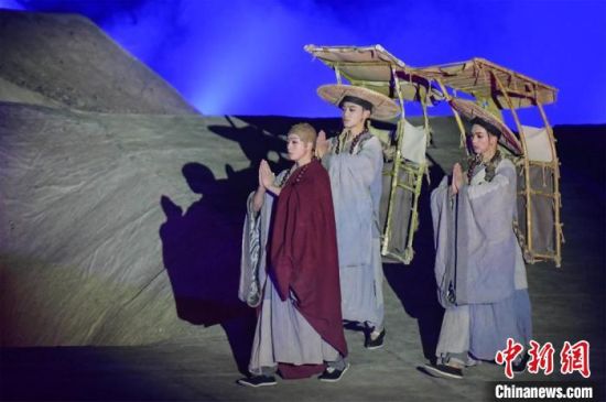 圖為演出現(xiàn)場，該劇獨(dú)創(chuàng)360度旋轉(zhuǎn)并前后移動(dòng)觀眾席，顛覆傳統(tǒng)劇場舞臺表演模式?！⊥醣筱y 攝