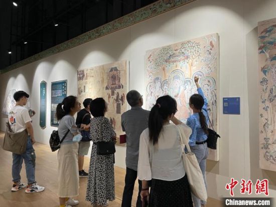 圖為展覽現(xiàn)場?！〗瓧顭?攝