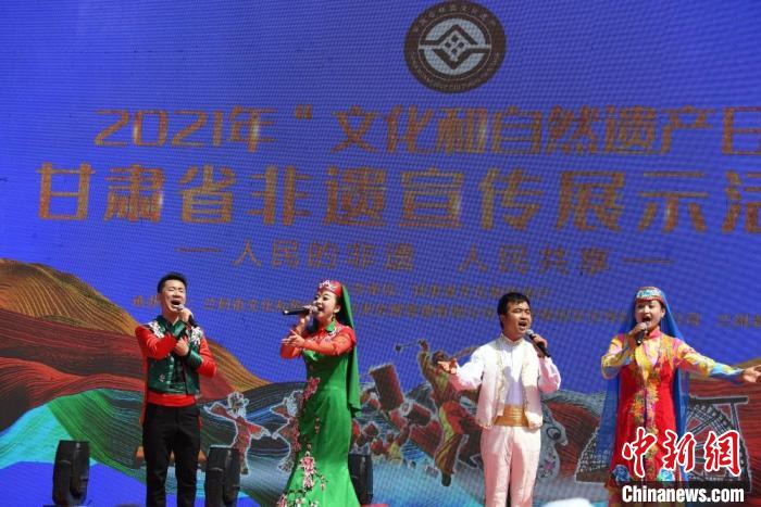 圖為甘肅臨夏回族自治州非遺傳承人演唱花兒?！钇G敏 攝