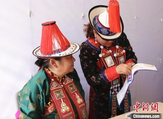 圖為用活態(tài)傳習(xí)的模式促進(jìn)裕固族非物質(zhì)文化遺產(chǎn)的保護(hù)傳承。　史靜靜 攝