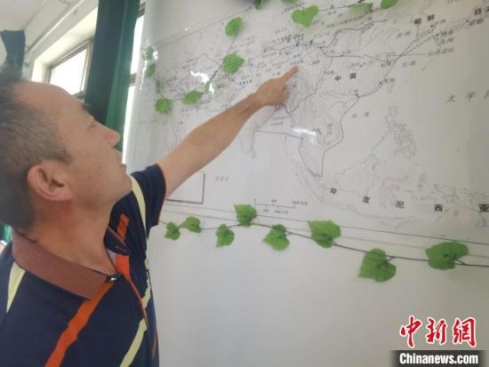 圖為甘肅省社會(huì)科學(xué)院絲綢之路研究所所長(zhǎng)侯宗輝指出《絲綢之路古文明》課題組考察線路?！￠Z姣 攝