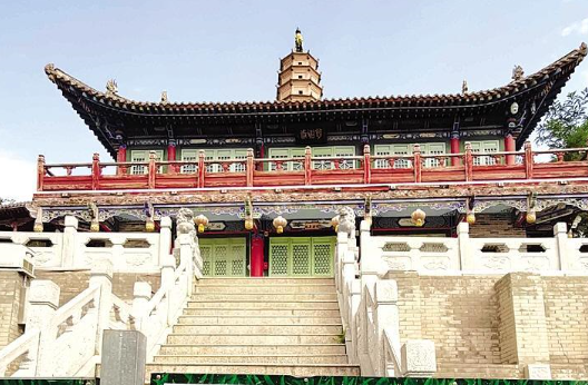 白塔寺閉門謝客，何時開放？管理處：白塔基礎(chǔ)出現(xiàn)病害圍擋施工，預(yù)計年底前完工