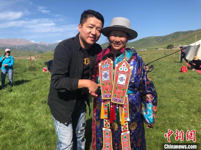 圖為拍攝紀(jì)錄片《西茂的婚禮》期間，張輝剛(左)與裕固族老人合影留念。(資料圖) 張輝剛供圖