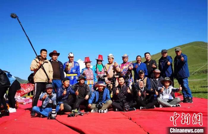 圖為張輝剛(右三)及團(tuán)隊在甘肅張掖市肅南縣拍攝裕固族題材紀(jì)錄片《西茂的婚禮》。(資料圖) 張輝剛供圖