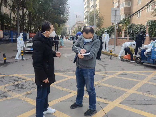 蘭州市紀委監(jiān)委干部下沉一線詳細詢問疫情防控情況。.jpg