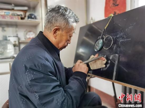 圖為陶世清在創(chuàng)作中。　楊娜 攝