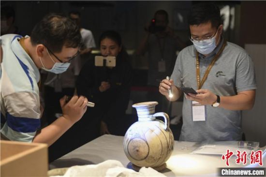 2020年6月，在長沙博物館舉行“從地中海到中國：絲路寶藏——平山郁夫絲綢之路美術館藏文物展”前，專家開箱鑒定文物。中新社記者 楊華峰 攝