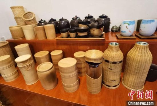 圖為展陳的一件件精致可愛的竹編農具工藝品?！●T志軍 攝