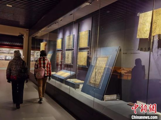 圖為蘭州市民參觀博物館展品?！⌒煅?攝