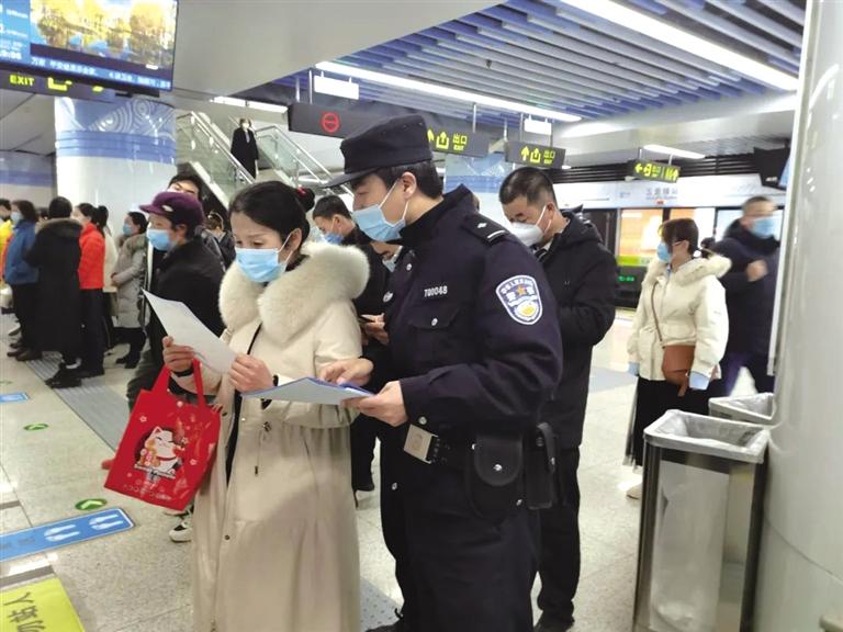 講解詐騙套路 普及“斷卡”常識 蘭州城關(guān)公安分局、交通治安分局聯(lián)合反詐宣傳進(jìn)地鐵
