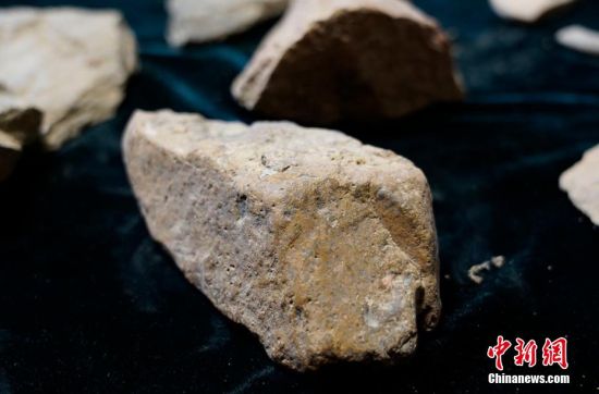 圖為靜寧縣賈河鄉(xiāng)竇坪村出土的石器。 夏劍鋒 攝