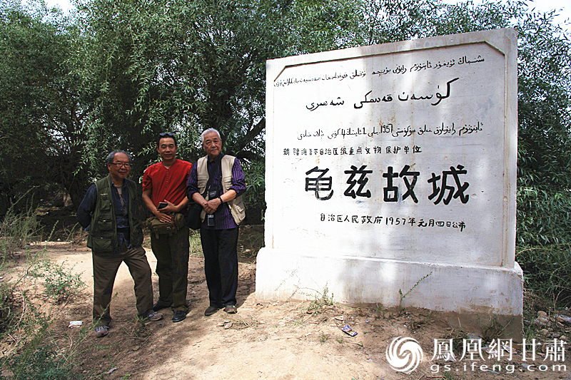 庫車是古代龜茲語，意為“龜茲人的城”，乃絲綢之路重鎮(zhèn)。2016年，蘇朗（右）、文巖（左）等藝術家前往庫車龜茲故城遺址采風。楊文遠 攝