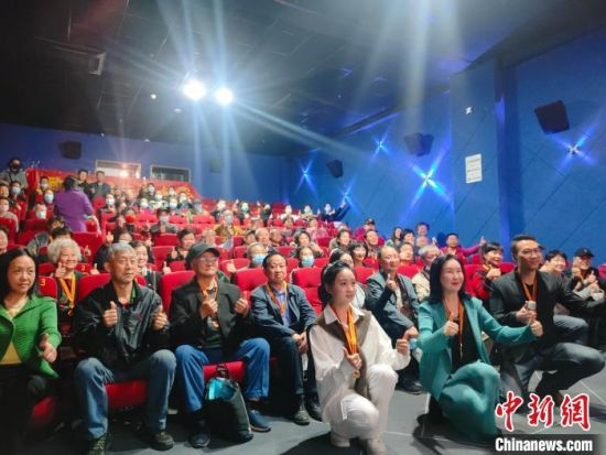 《浴血誓言》主創(chuàng)團(tuán)隊(duì)與到場的紅軍后代合影?！￡愡x斌 攝