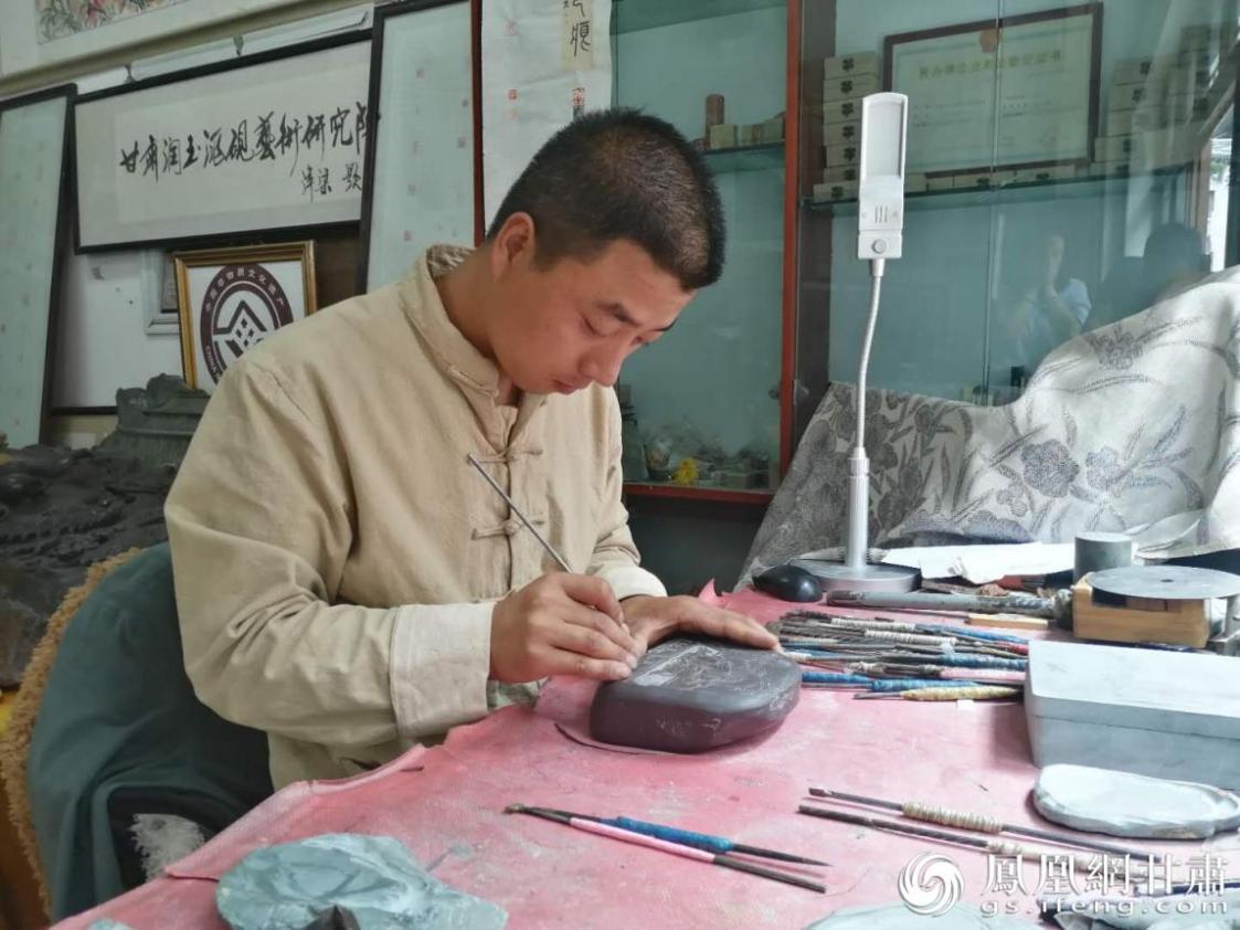 洮硯制作技藝第六代傳人、國(guó)家藝術(shù)基金資助青年藝術(shù)家、正高級(jí)洮硯雕刻藝術(shù)師李江平十年如一日專注于洮硯制作 圖源自網(wǎng)絡(luò)