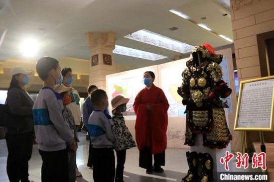 該“唐朝明光鎧”吸引游人圍觀，盡顯中國古代工匠獨(dú)特設(shè)計(jì)和傳統(tǒng)甲胄文化的魅力?！垥粤?攝