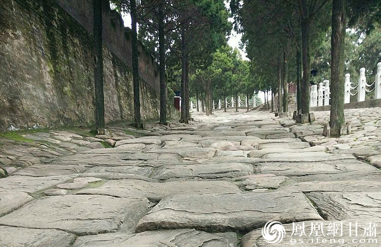 司馬遷祠的山崗下面有一段司馬古道，石條為北宋時鋪設(shè)，歷經(jīng)800余年的雨水沖刷、風化、人走車碾，石條上的車轍印是這里曾經(jīng)繁華的歷史見證，又好像昭示太史公一生的坎坷與悲壯。楊文遠 攝
