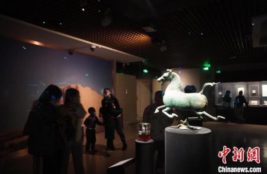 甘肅省博物館展出的“銅奔馬”吸引觀眾拍照留影。
