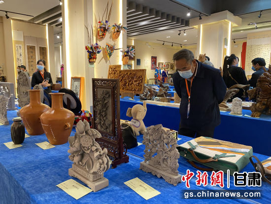 來自全省的近800件作品進入專家評審環(huán)節(jié)，作品涵蓋雕塑雕刻、漆器、工藝花畫等多個類別。徐雪 攝