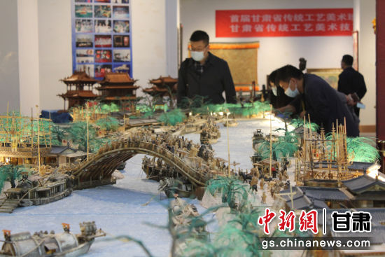 圖為參評作品牦牛角立體微雕“清明上河圖”。徐雪 攝