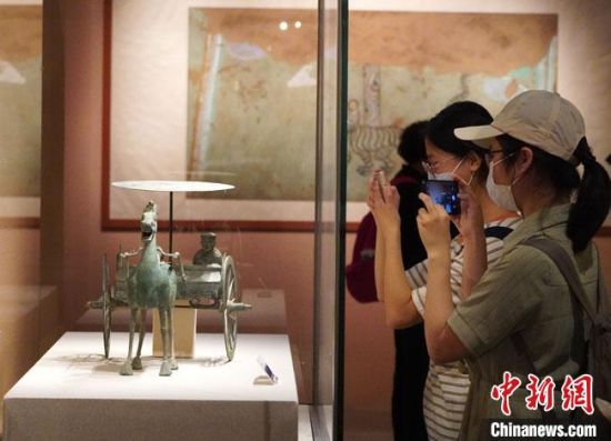 圖為參觀者參觀“大道攸歸：五涼文化展”展陳文物?！【琶赖┰?攝