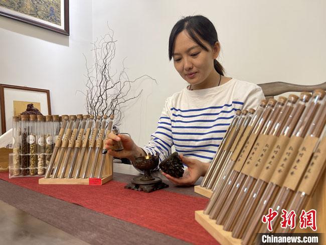 圖為魯雯展示燃香禮儀?！「攥?攝