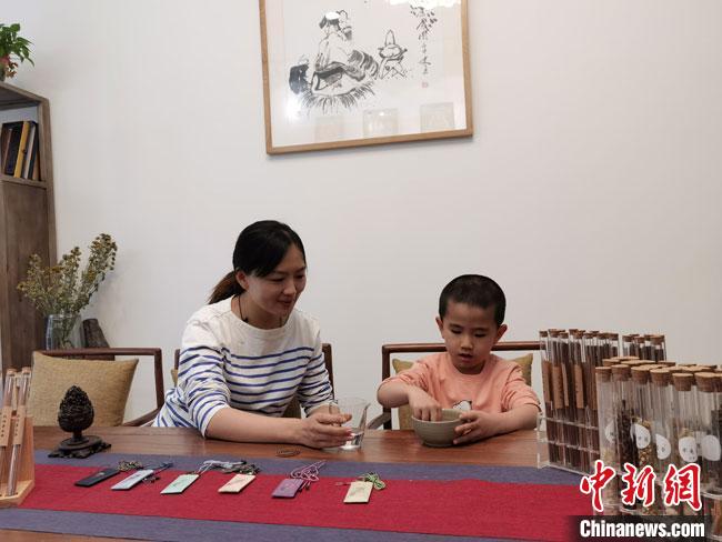 圖為魯雯為小學(xué)員授課和培訓(xùn)。　馮志軍 攝