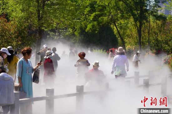 蘭州市寓言故事園化身“瑤池”仙境美景，吸引不少市民前來觀賞、拍照?！【琶赖┰?攝