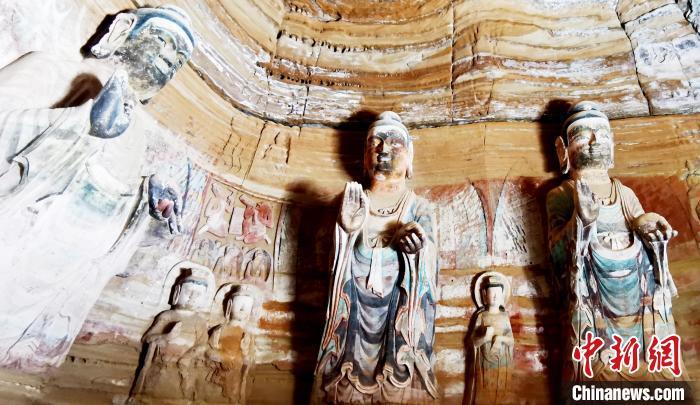 北石窟寺窟內(nèi)造像因受水顯得斑駁?！“瑧c龍 攝