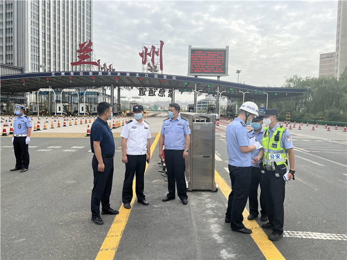 7月13日，蘭州市紀(jì)委監(jiān)委第四監(jiān)督檢查室聯(lián)合市紀(jì)委監(jiān)委派駐市公安局紀(jì)檢監(jiān)察組檢查環(huán)蘭檢查站疫情防控措施落實(shí)情況。.jpg