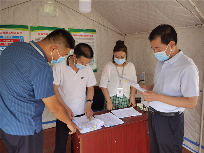 7月18日，慶陽市紀(jì)委監(jiān)委督查組在慶陽汽車北站了解來慶返慶人員信息登記、四級網(wǎng)格落實(shí)等疫情防控措施落實(shí)情況。 張霖森 攝.jpg