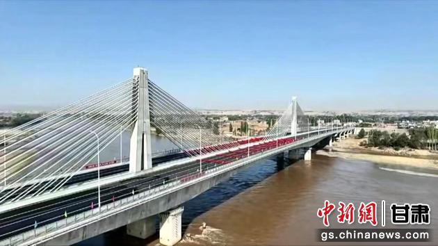 圖為靖遠(yuǎn)金灘黃河大橋航拍圖。靖遠(yuǎn)縣委宣傳部供圖