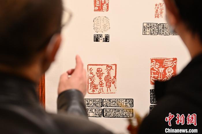 圖為甘肅蘭州，參展作品吸引參觀者。 中新社記者 李亞龍 攝