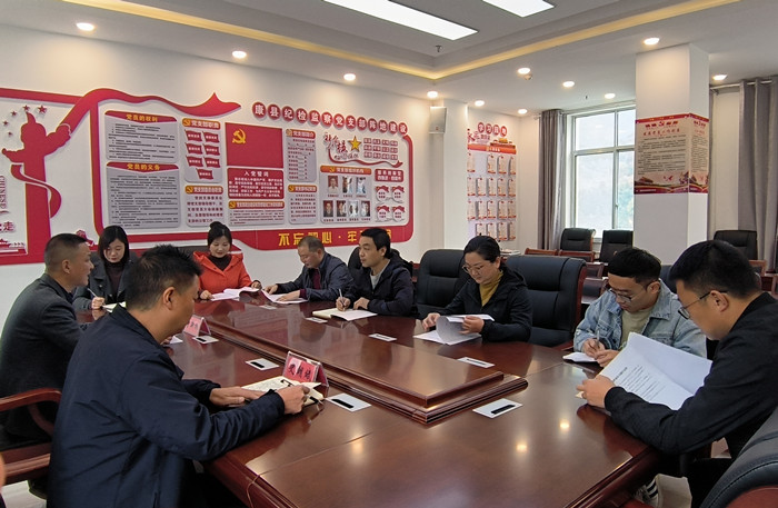 10月19日，康縣紀(jì)委監(jiān)委組織部分班子成員，辦公室、信訪室、案管室、審理室、紀(jì)檢監(jiān)察室等相關(guān)工作人員開展黨的二十大報告專題討論。.jpg