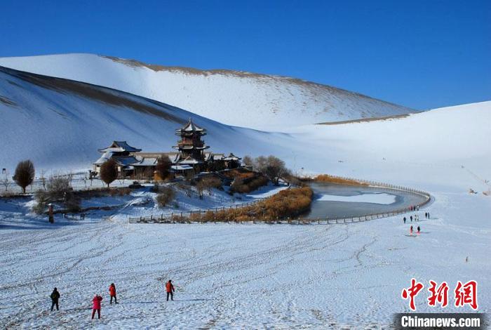 敦煌市鳴沙山月牙泉雪景如畫。(資料圖) 張曉亮 　攝