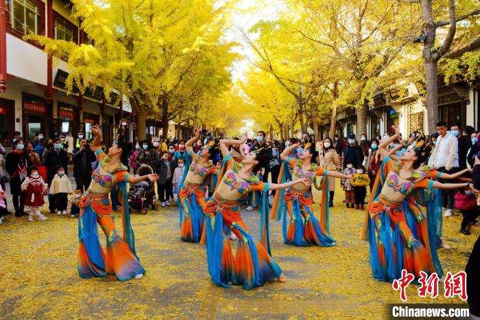 圖為秦州區(qū)文旅局組織的舞蹈隊帶來的舞蹈《絲路》?！∏刂輩^(qū)委宣布供圖