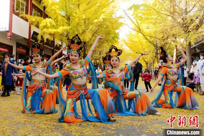 圖為秦州區(qū)文旅局組織的舞蹈隊帶來的舞蹈《絲路》。　秦州區(qū)委宣布供圖