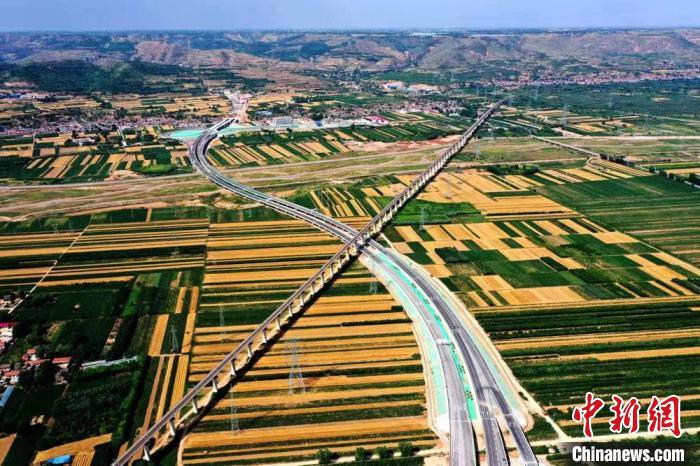 圖為甘肅境內(nèi)的高速公路。(資料圖) 甘肅省交通運(yùn)輸廳供圖