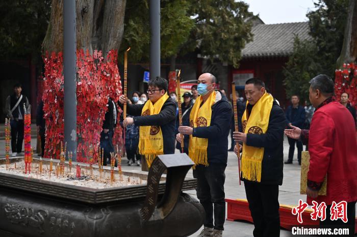 在甘肅天水市伏羲廟內(nèi)，參祭者雙手持香，祭拜人文始祖伏羲。　李亞龍 攝